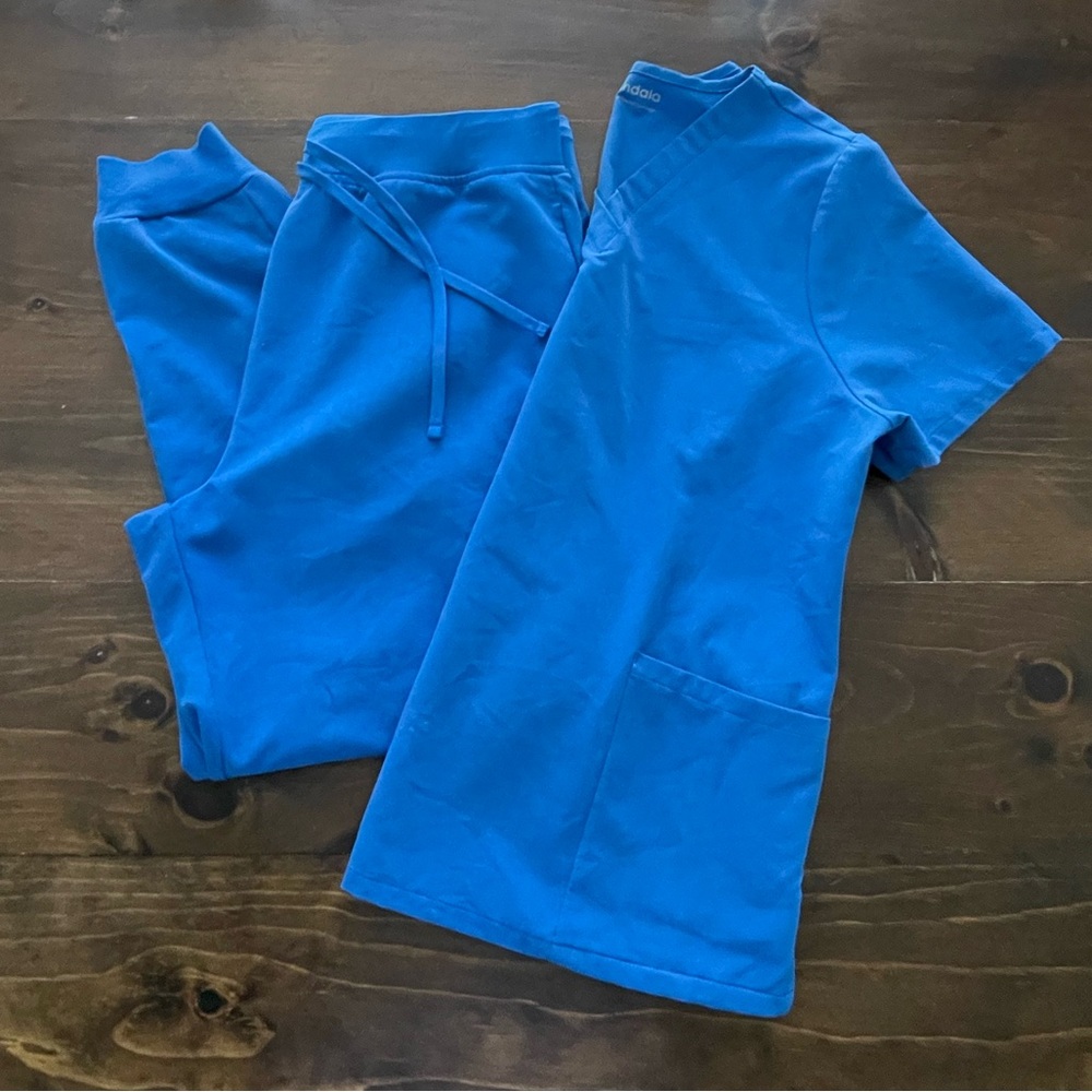 Sale Scrubs Women's V-Neck Top & Drawstring Pants - Blue